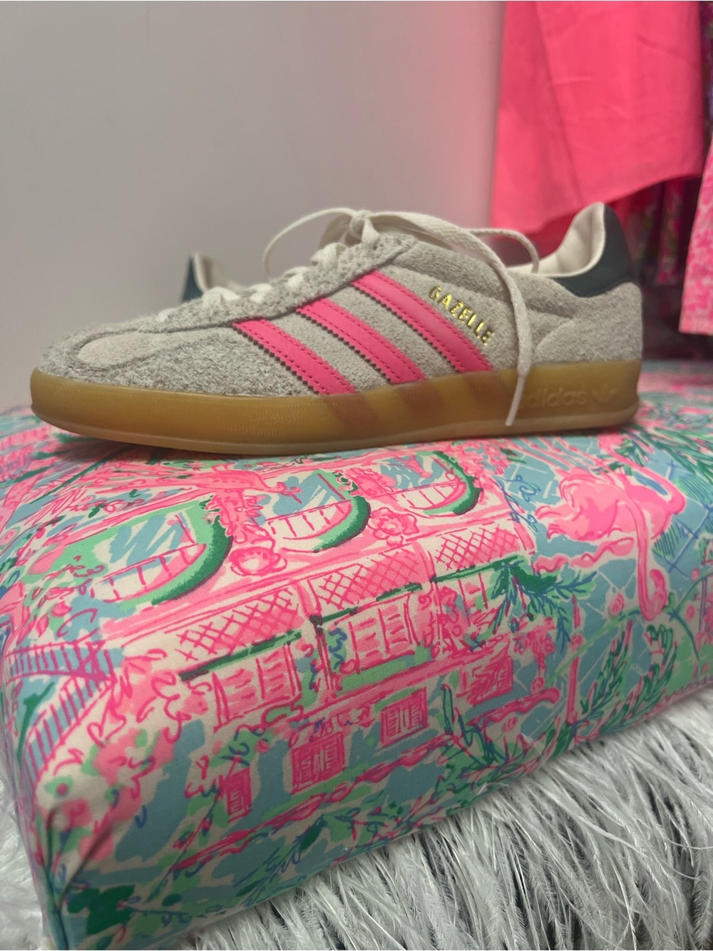 adidas women’s Gazelle Sneakers in Gray with hot Pink Stripes ( worn once ) 6.5